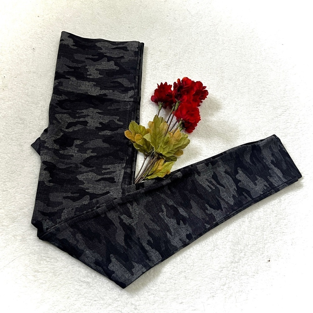 SPANX Grey Camouflage Seamless Cropped Leggings - Medium